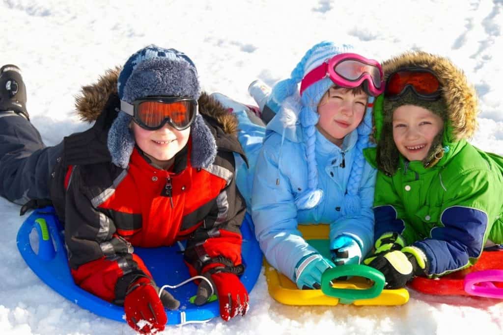 Børn med snemadrasser