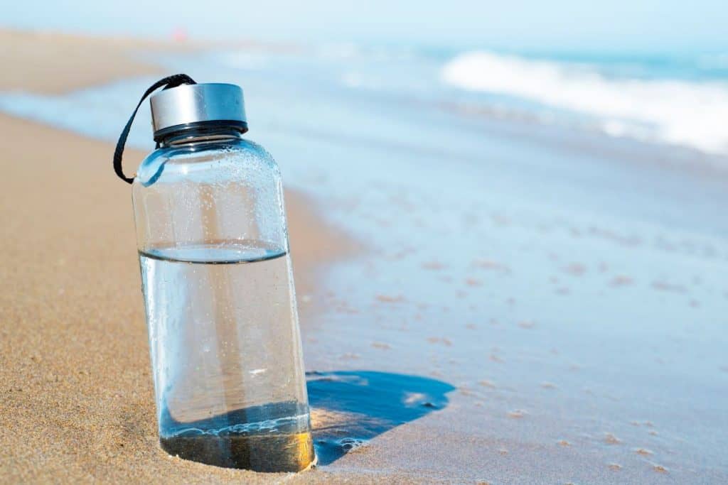 Vandflaske i sandet på en strand